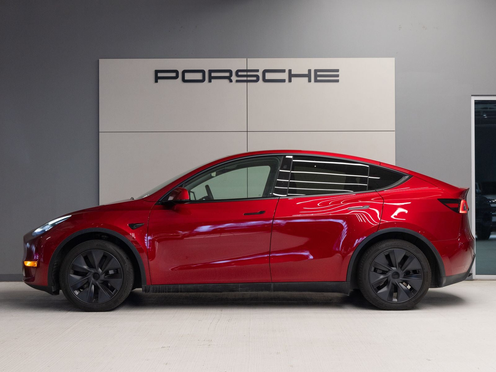 Used 2024 Tesla Model Y Long Range with VIN 7SAYGDED5RA320642 for sale in Sugar Land, TX