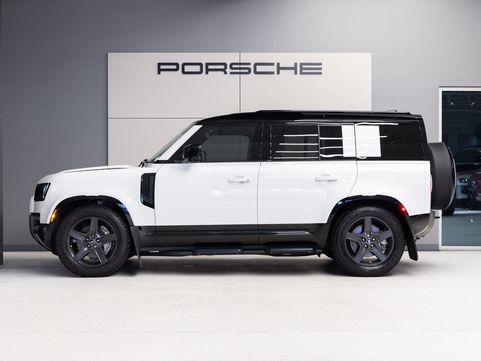 2025 Land Rover Defender 110 X-Dynamic SE