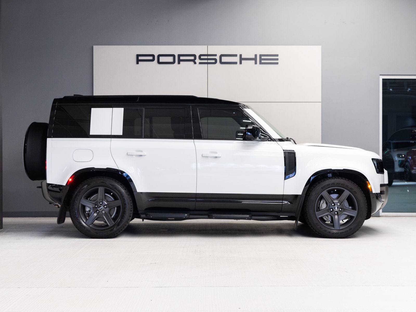 2025 Land Rover Defender 110 X-Dynamic SE
