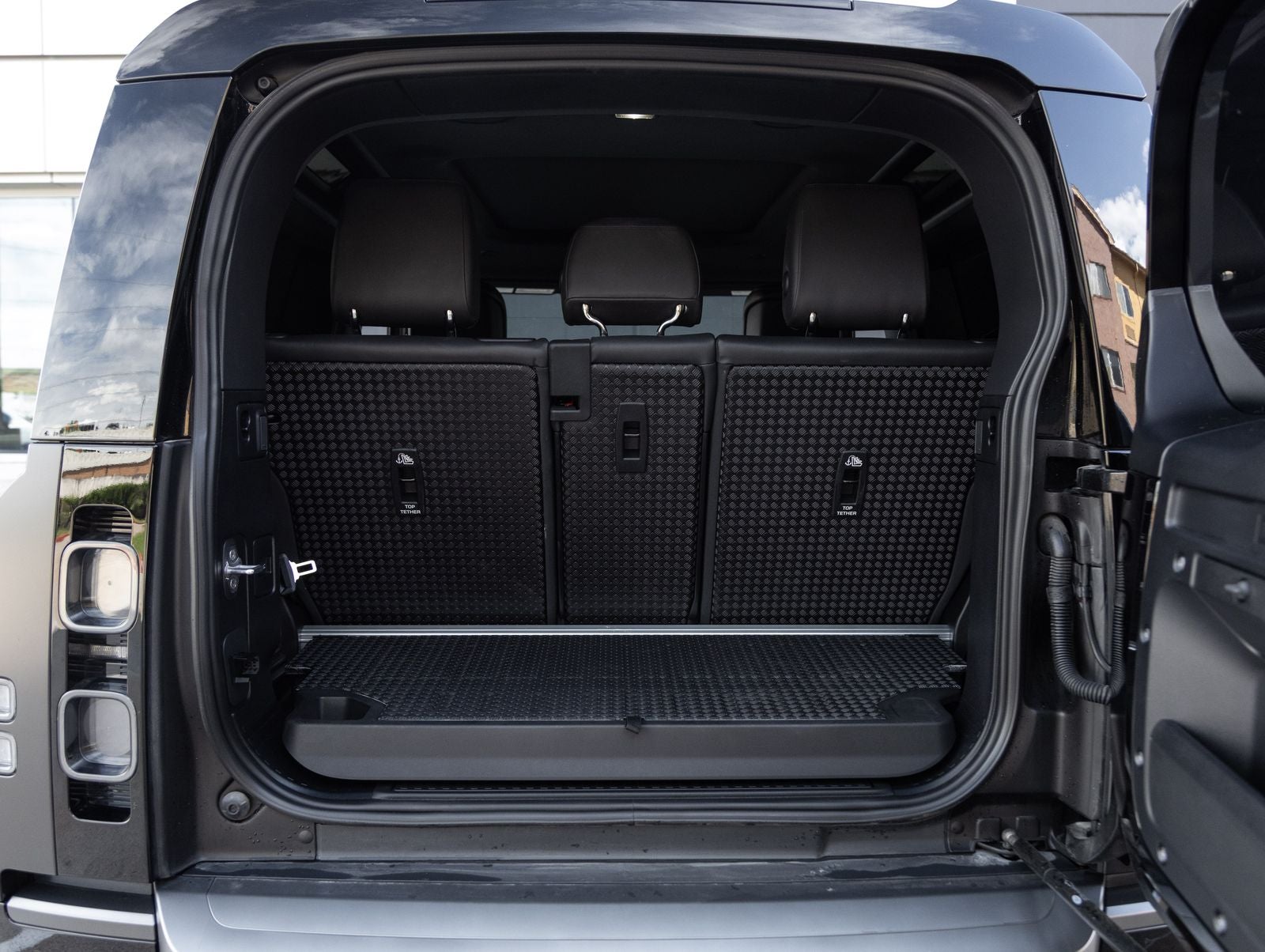 2024 Land Rover Defender 90 Carpathian Edition
