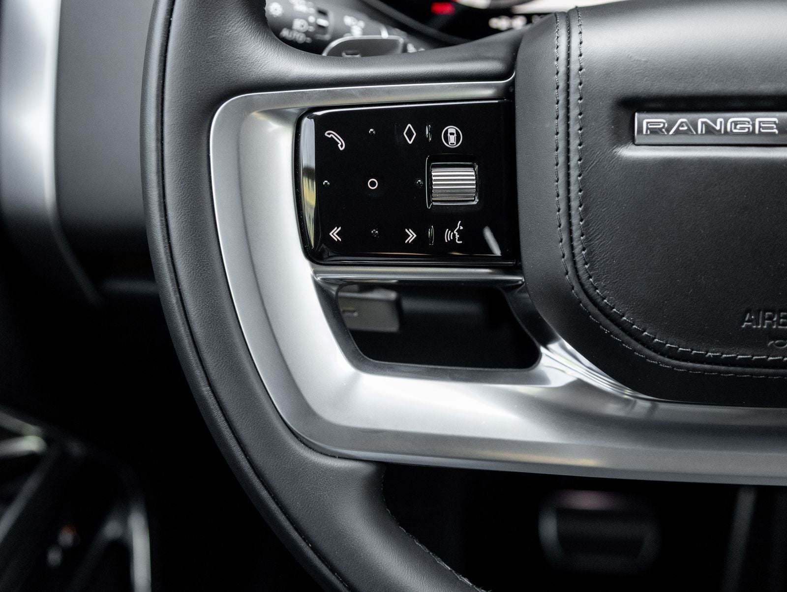 2025 Land Rover Range Rover Plug-In Hybrid SE