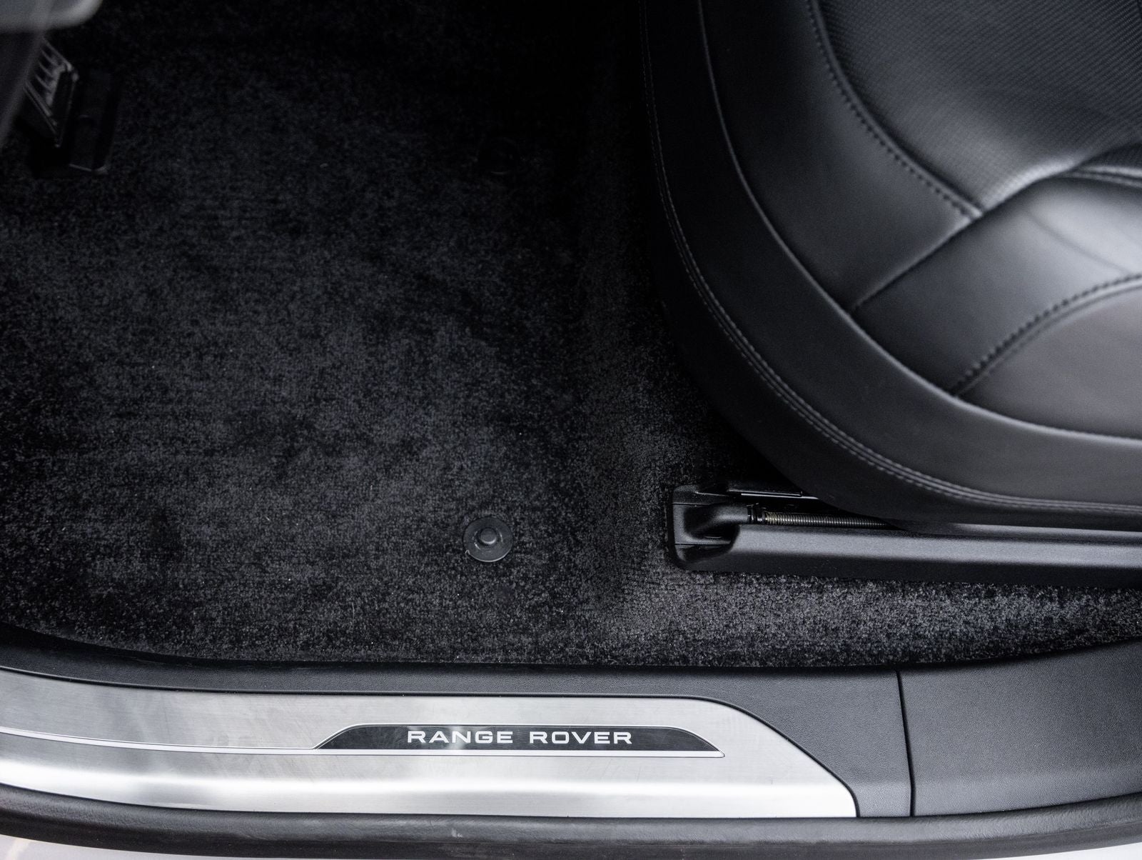 2025 Land Rover Range Rover Plug-In Hybrid SE