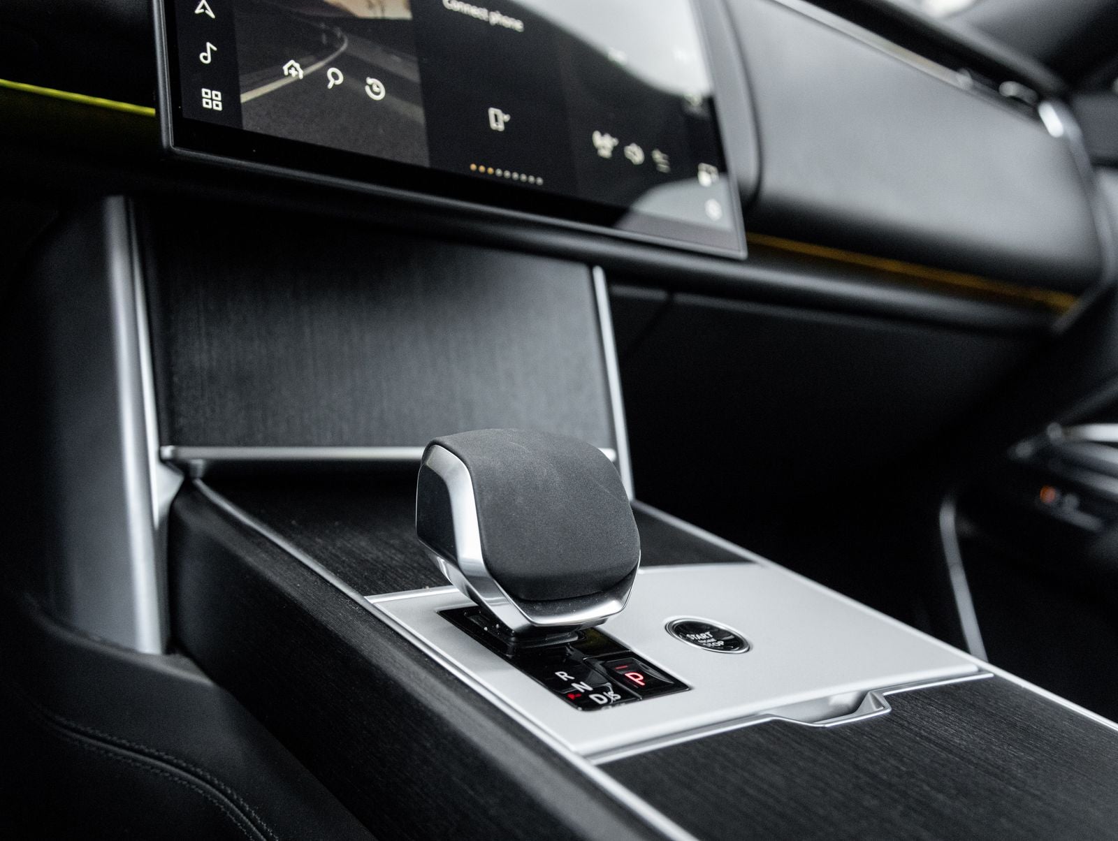 2025 Land Rover Range Rover Plug-In Hybrid SE