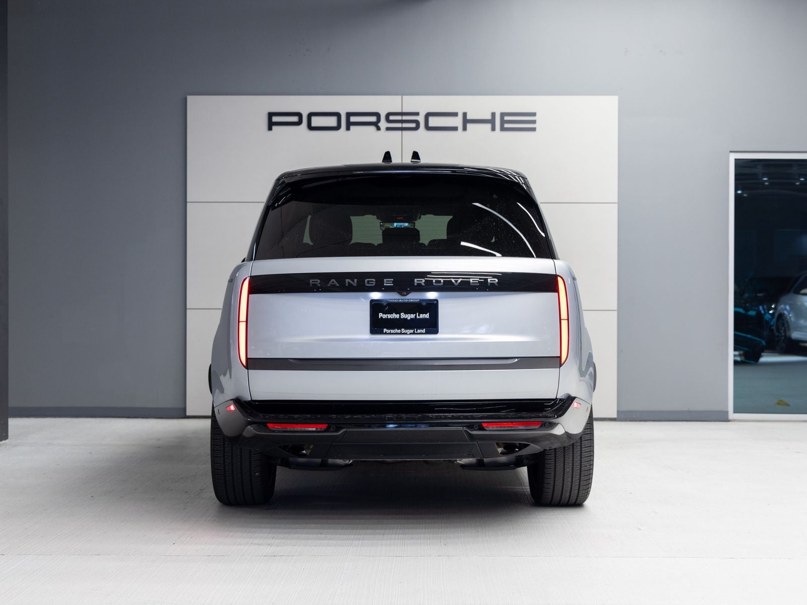 2025 Land Rover Range Rover Plug-In Hybrid SE