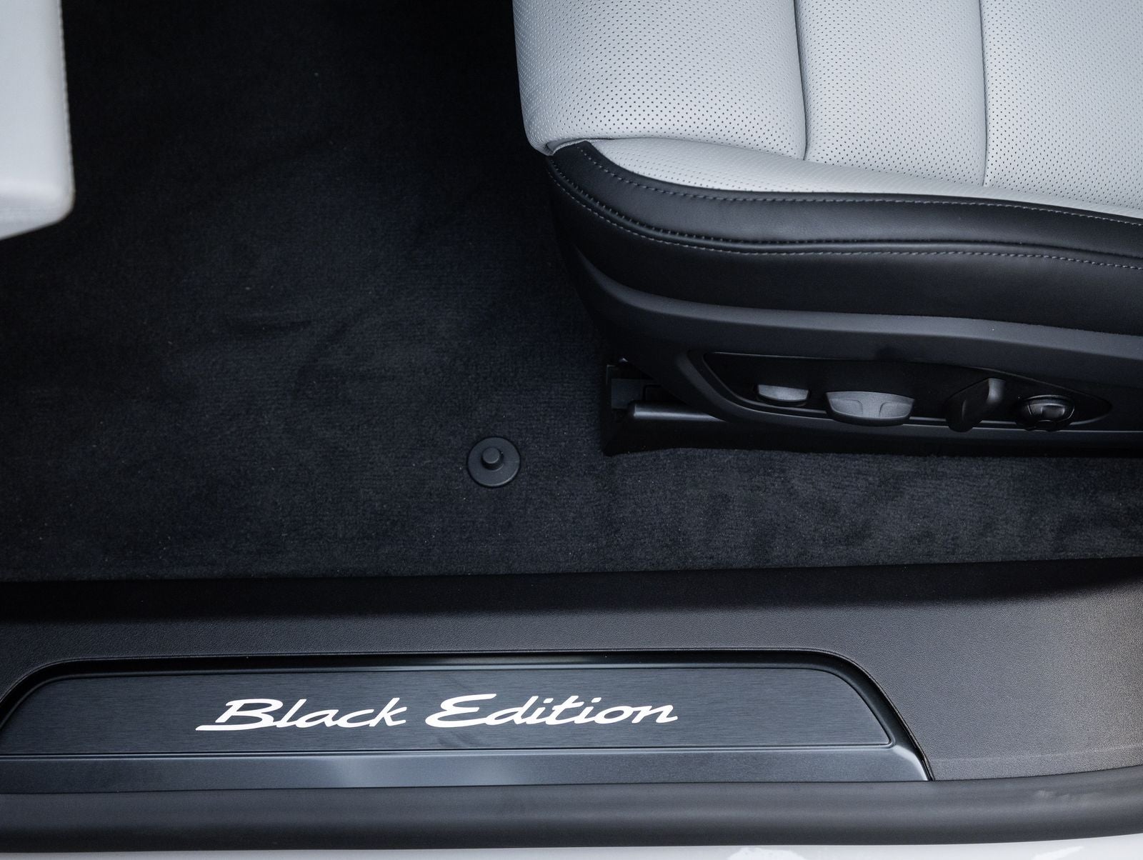 2026 Porsche Taycan 4 Black Edition