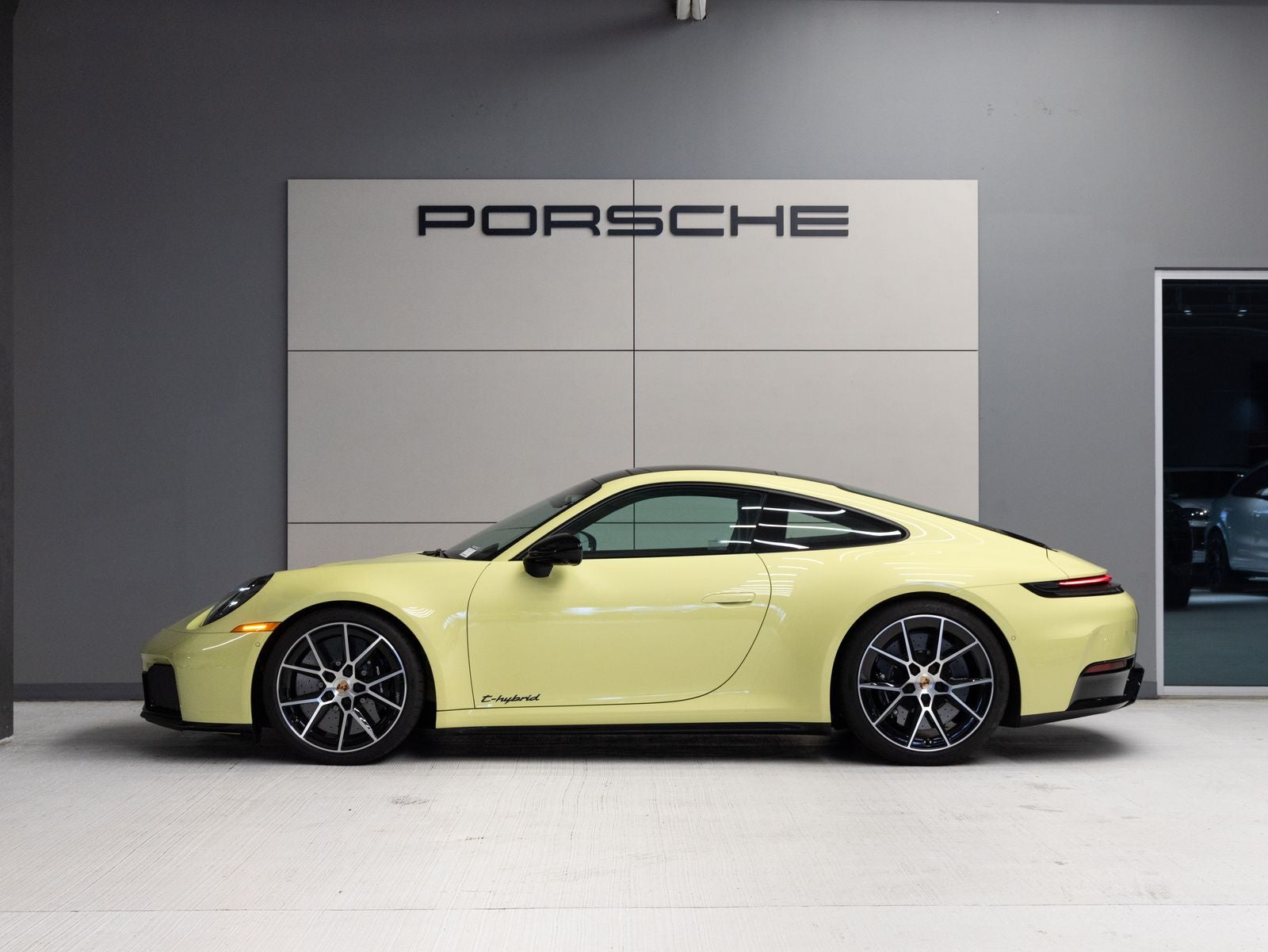 2025 Porsche 911 Carrera 4 GTS