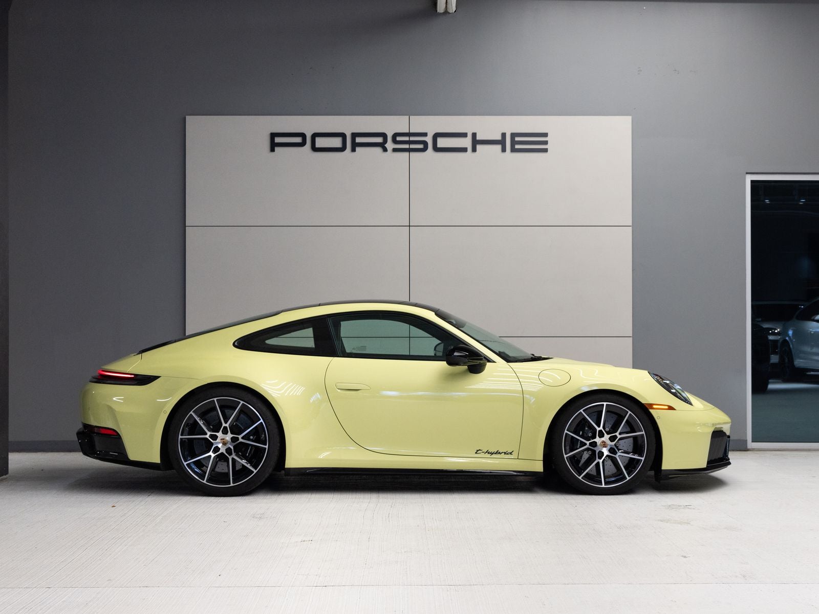 2025 Porsche 911 Carrera 4 GTS