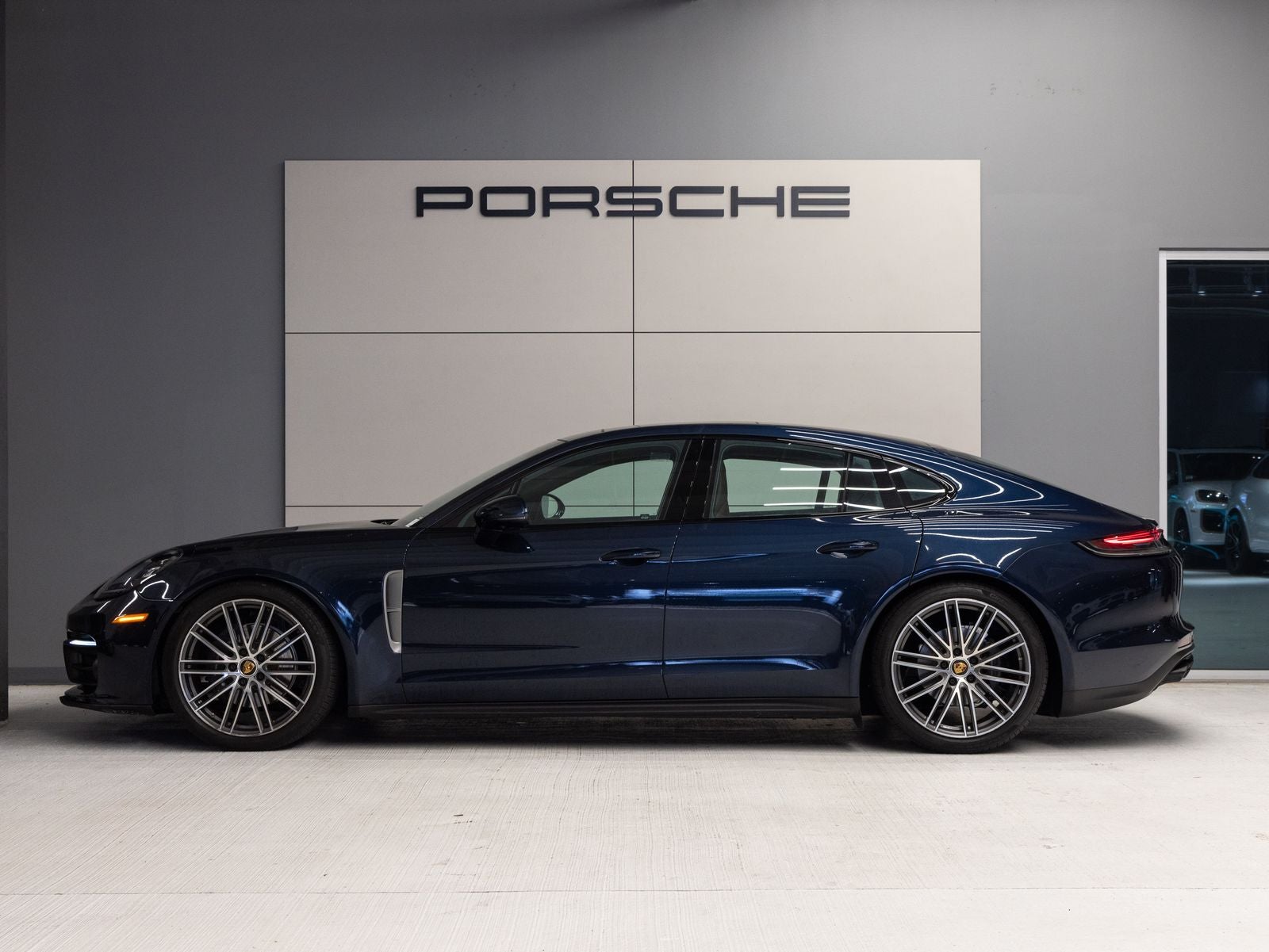 2023 Porsche Panamera 4 Platinum Edition