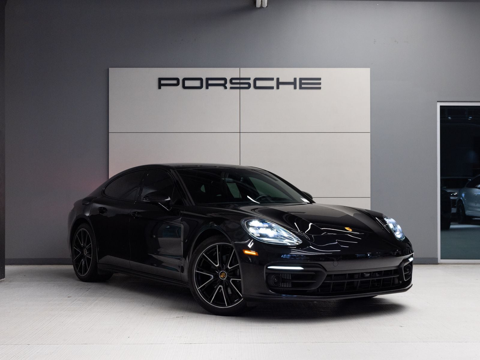 2023 Porsche Panamera 4 Platinum Edition