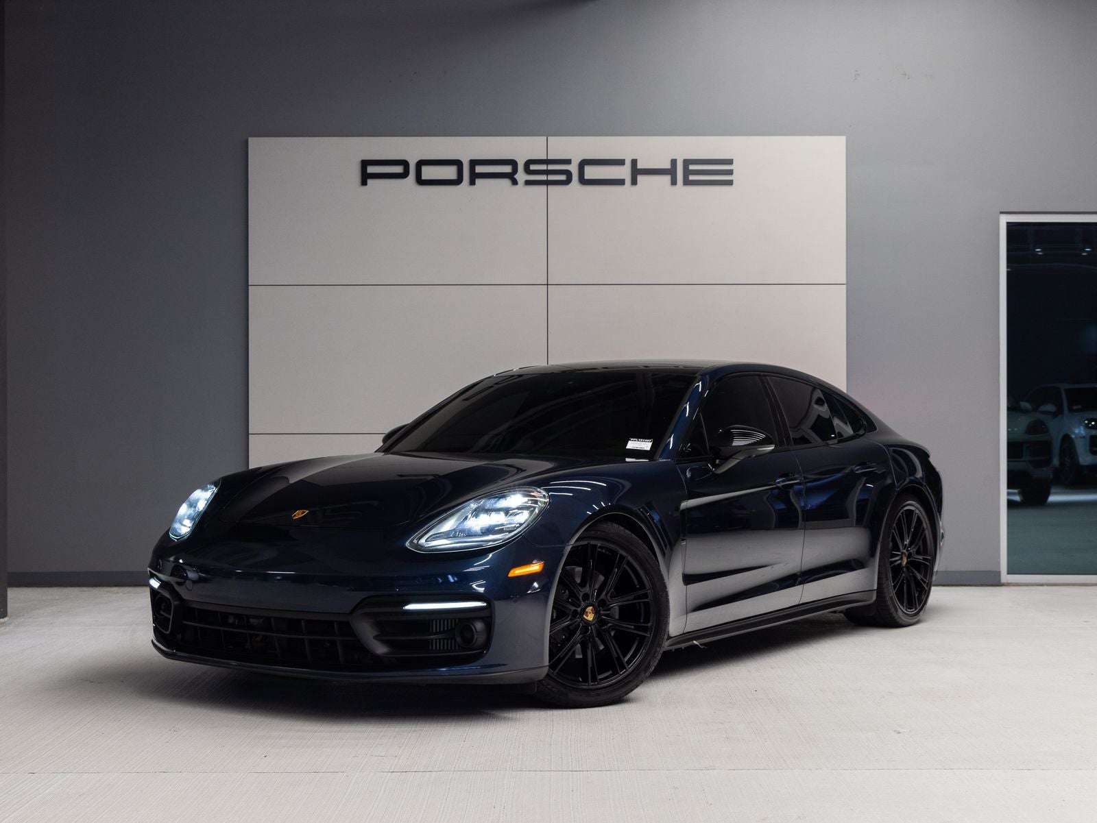 2023 Porsche Panamera 4 Platinum Edition