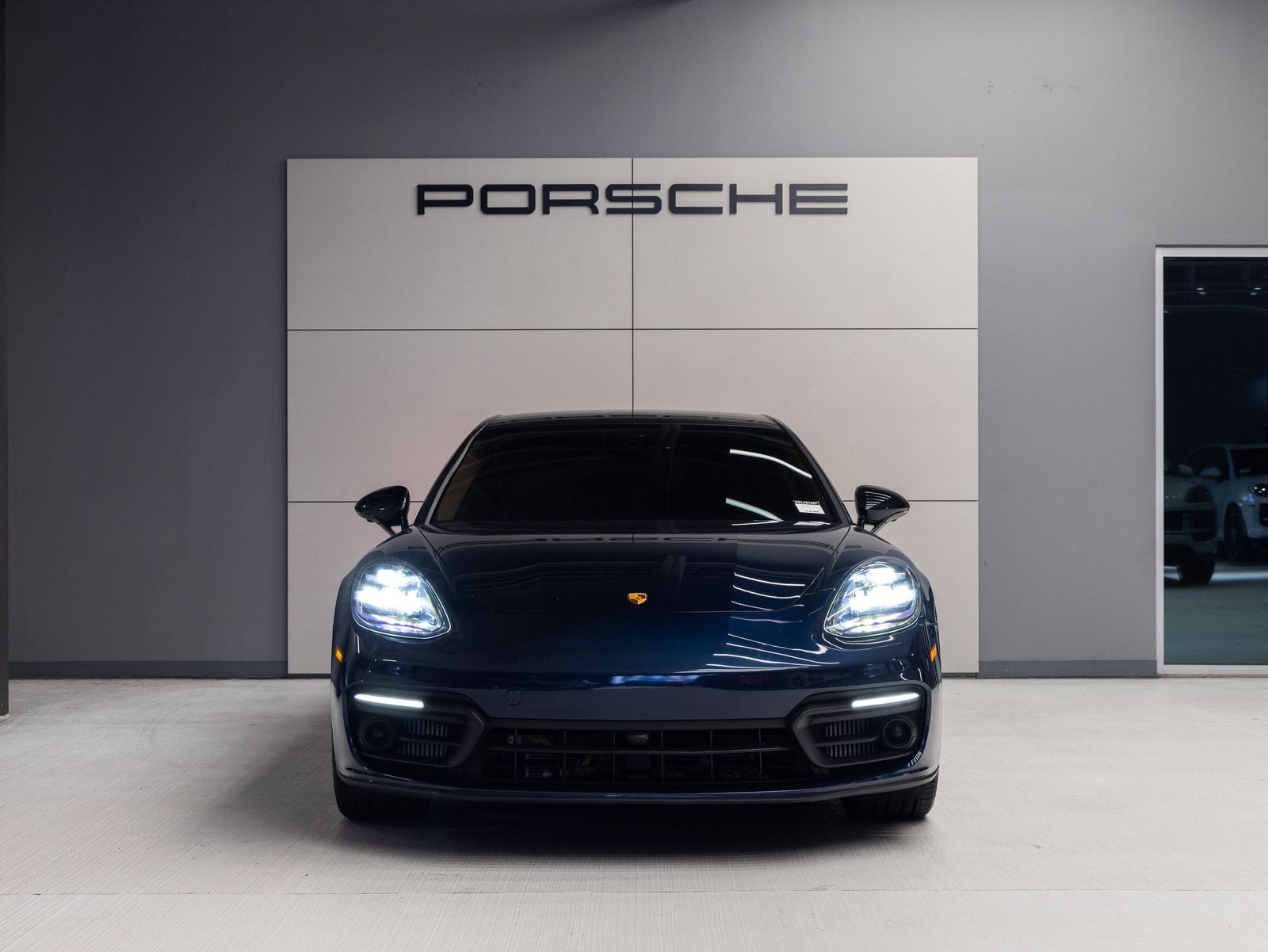 2023 Porsche Panamera 4 Platinum Edition