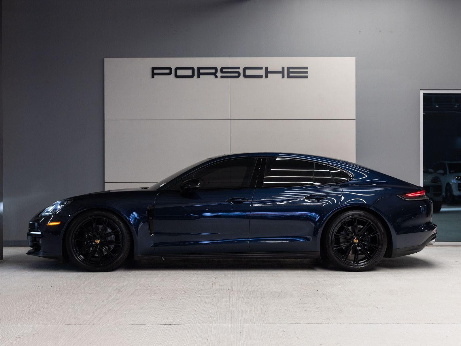 2023 Porsche Panamera 4 Platinum Edition