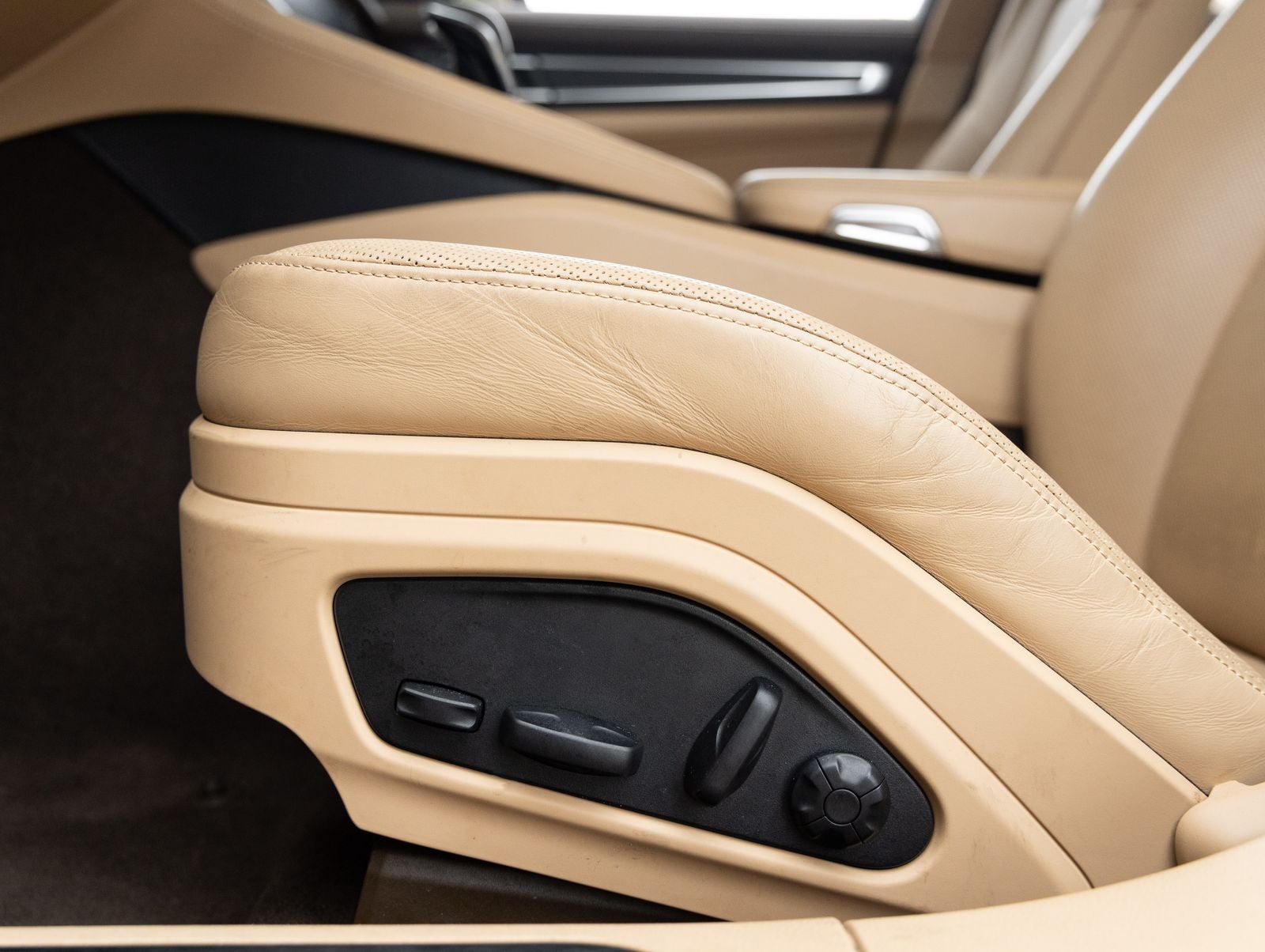 2023 Porsche Panamera 4 Platinum Edition