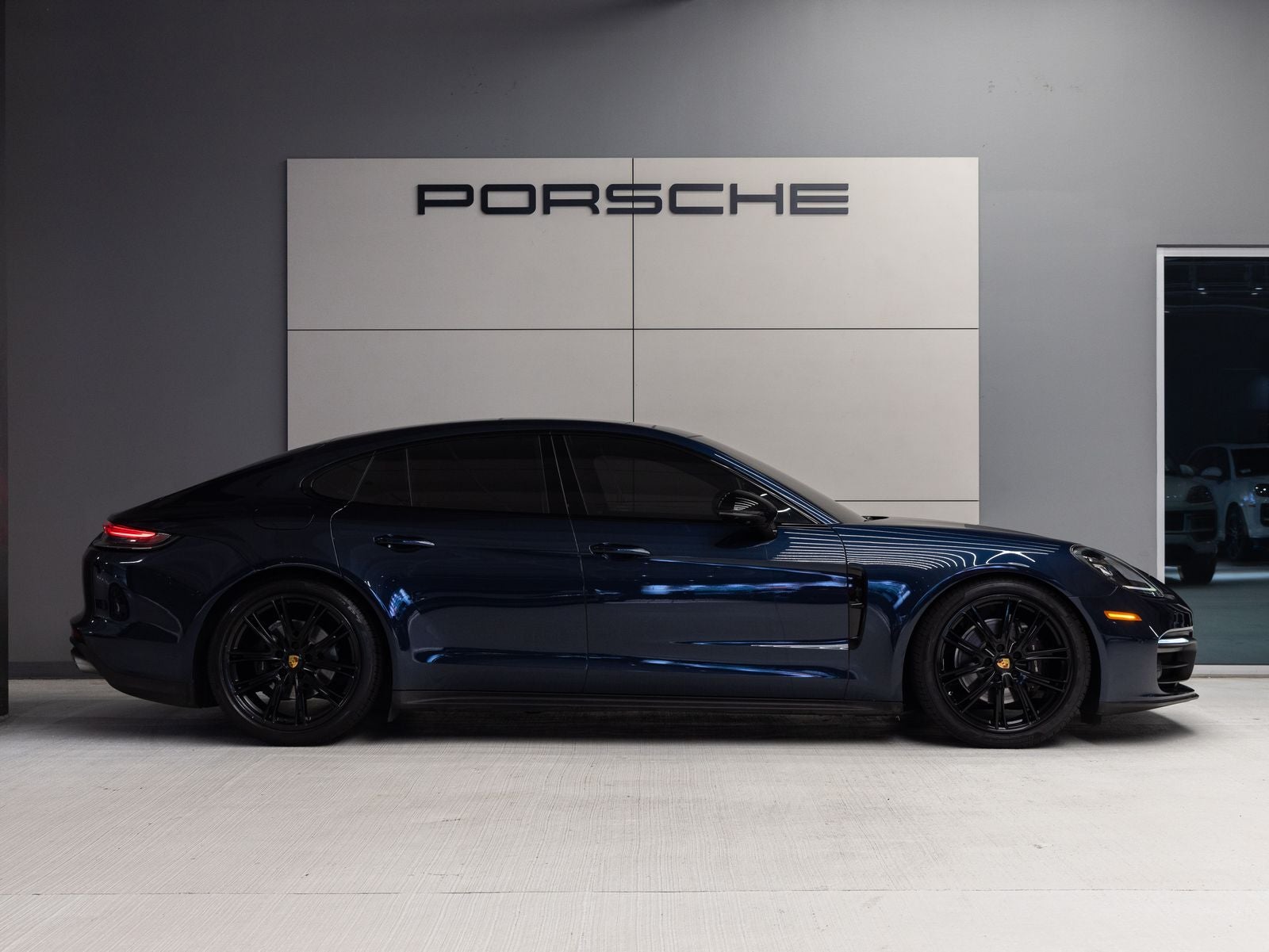 2023 Porsche Panamera 4 Platinum Edition