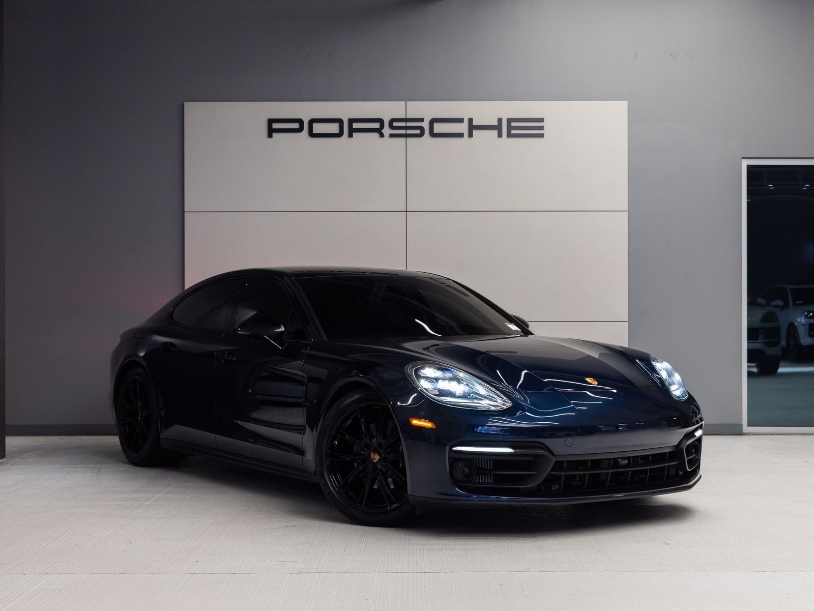 2023 Porsche Panamera 4 Platinum Edition