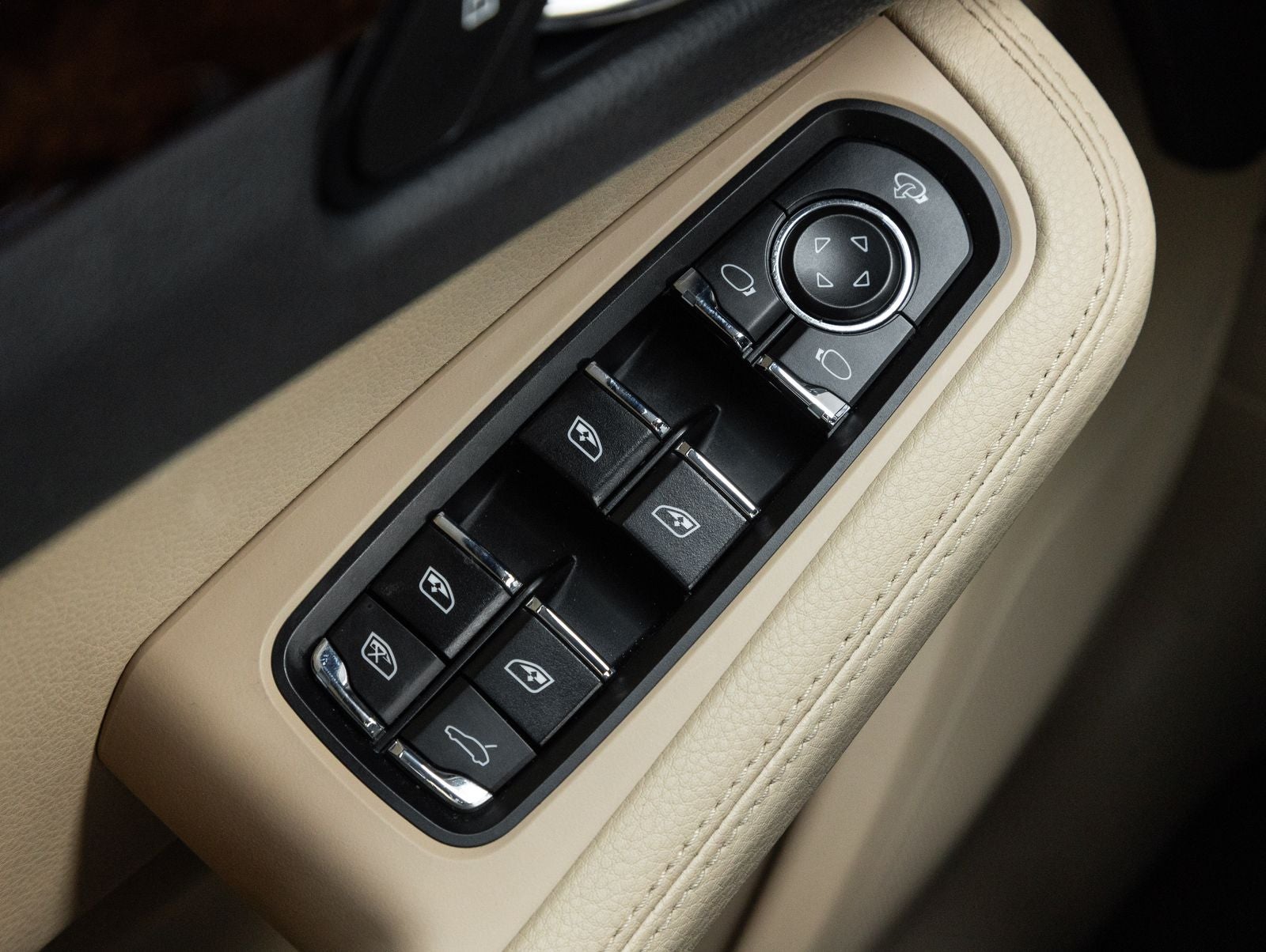 2023 Porsche Macan AWD