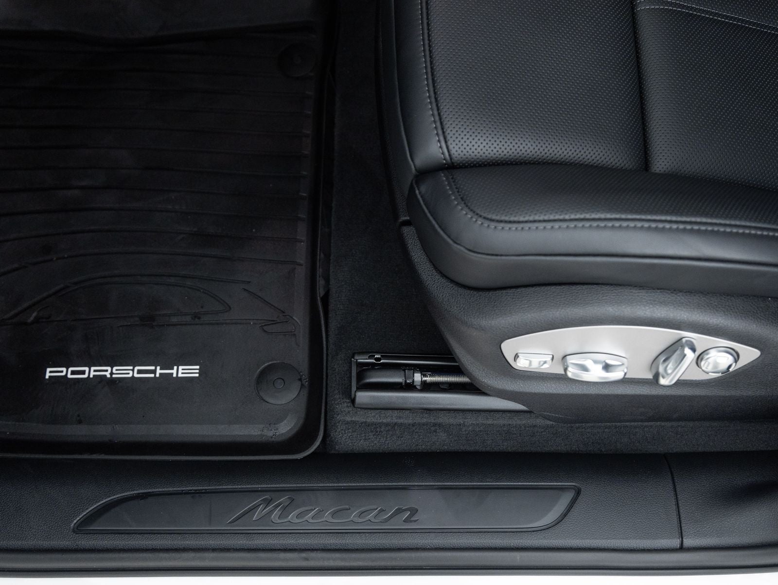 2026 Porsche Macan AWD