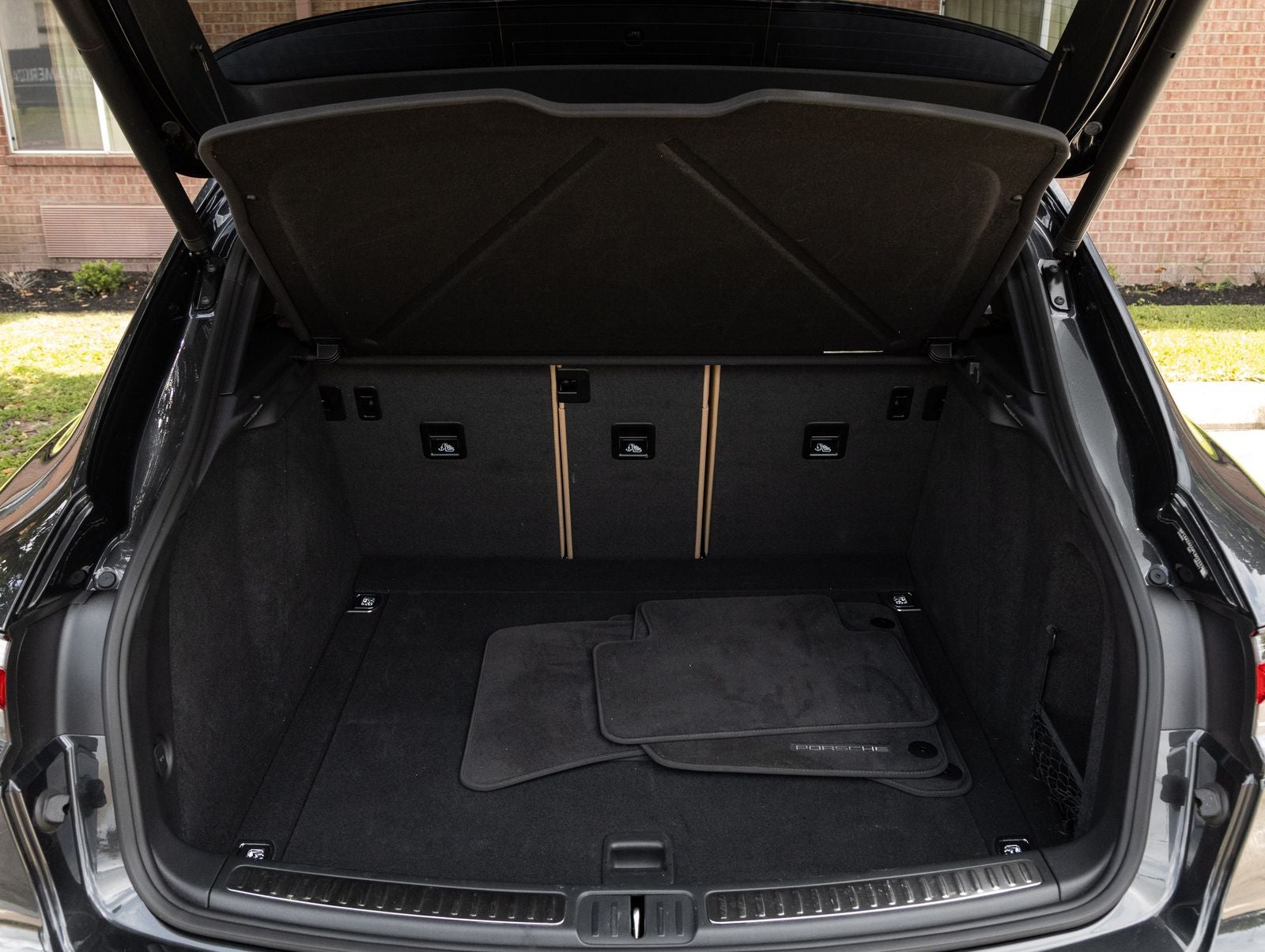 2023 Porsche Macan AWD