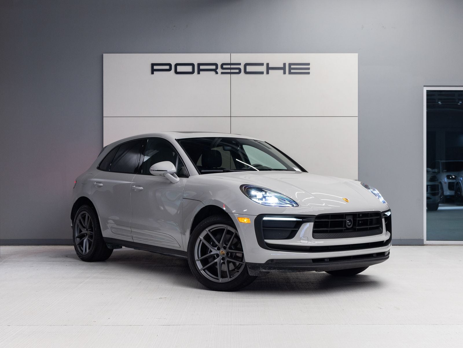 2023 Porsche Macan AWD