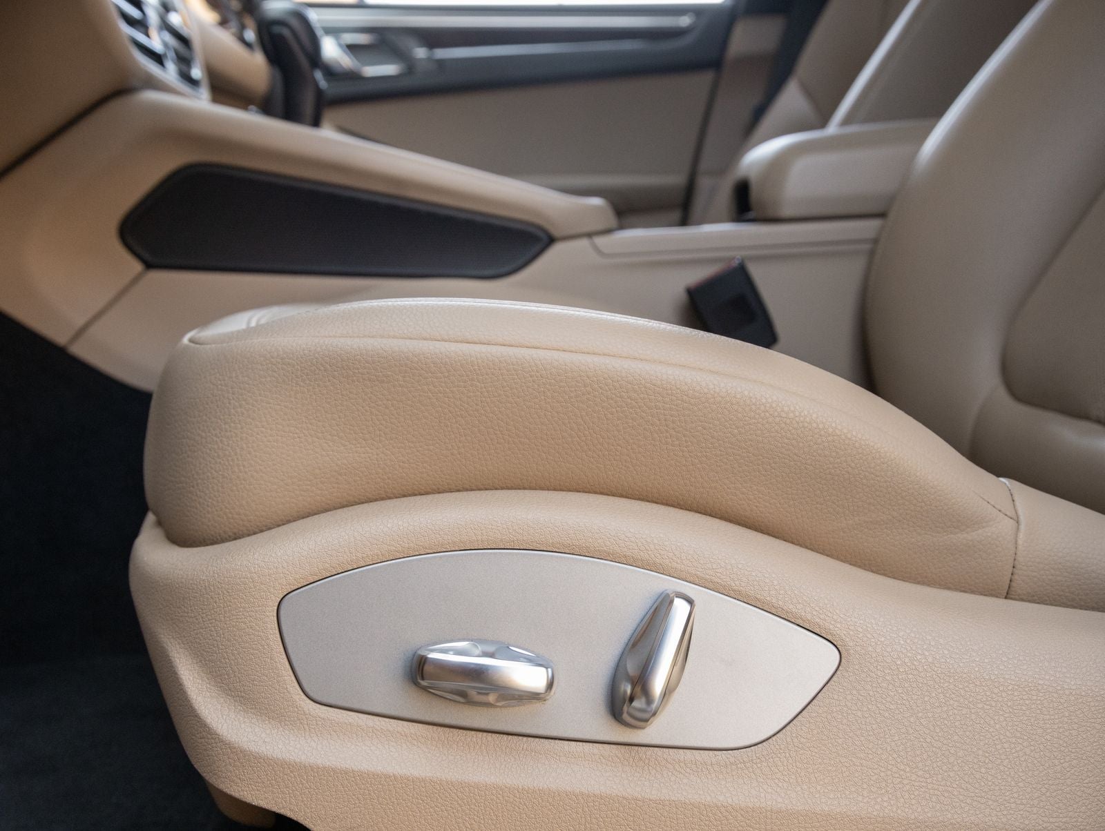 2023 Porsche Macan AWD