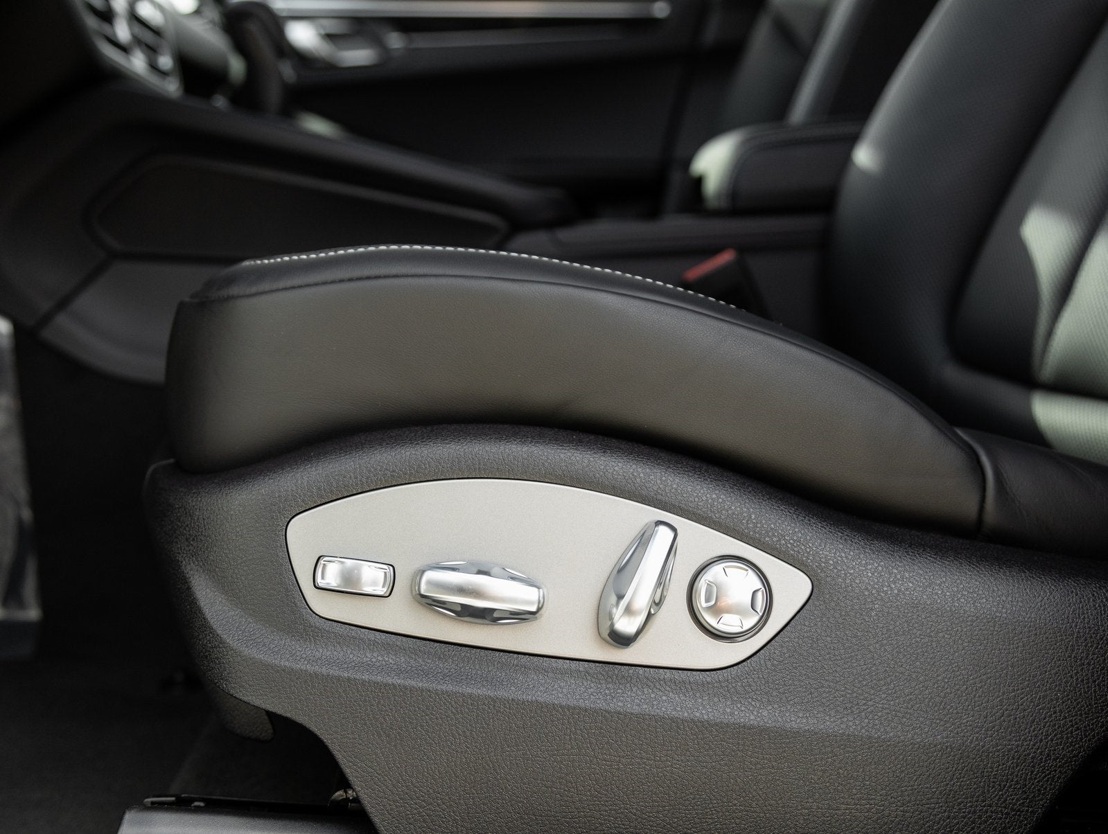 2025 Porsche Macan Macan T