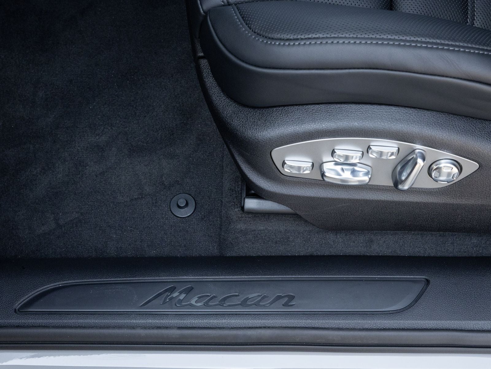 2026 Porsche Macan AWD