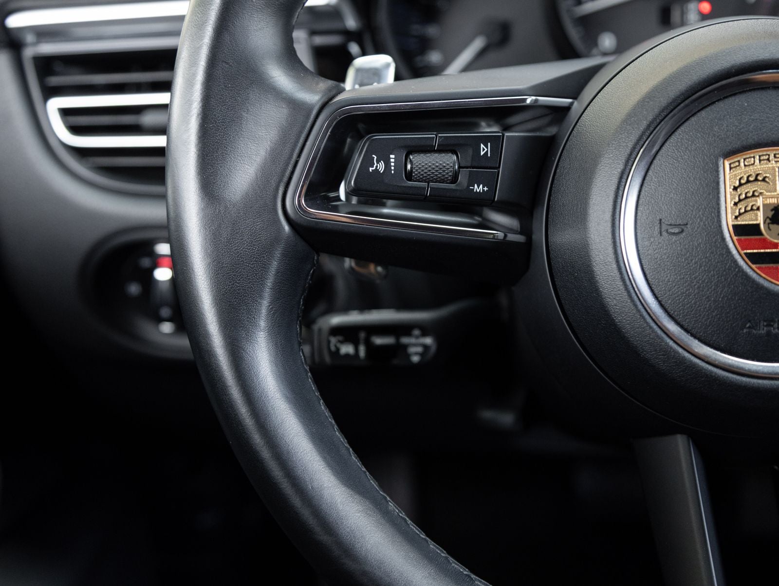 2023 Porsche Macan AWD