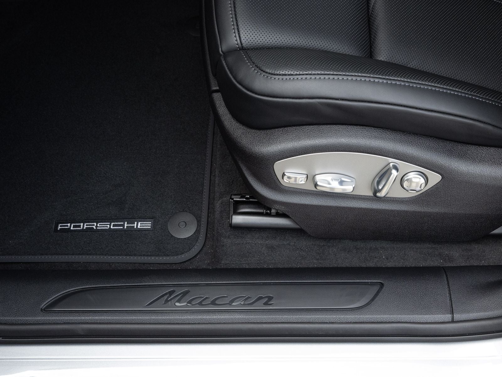 2026 Porsche Macan AWD