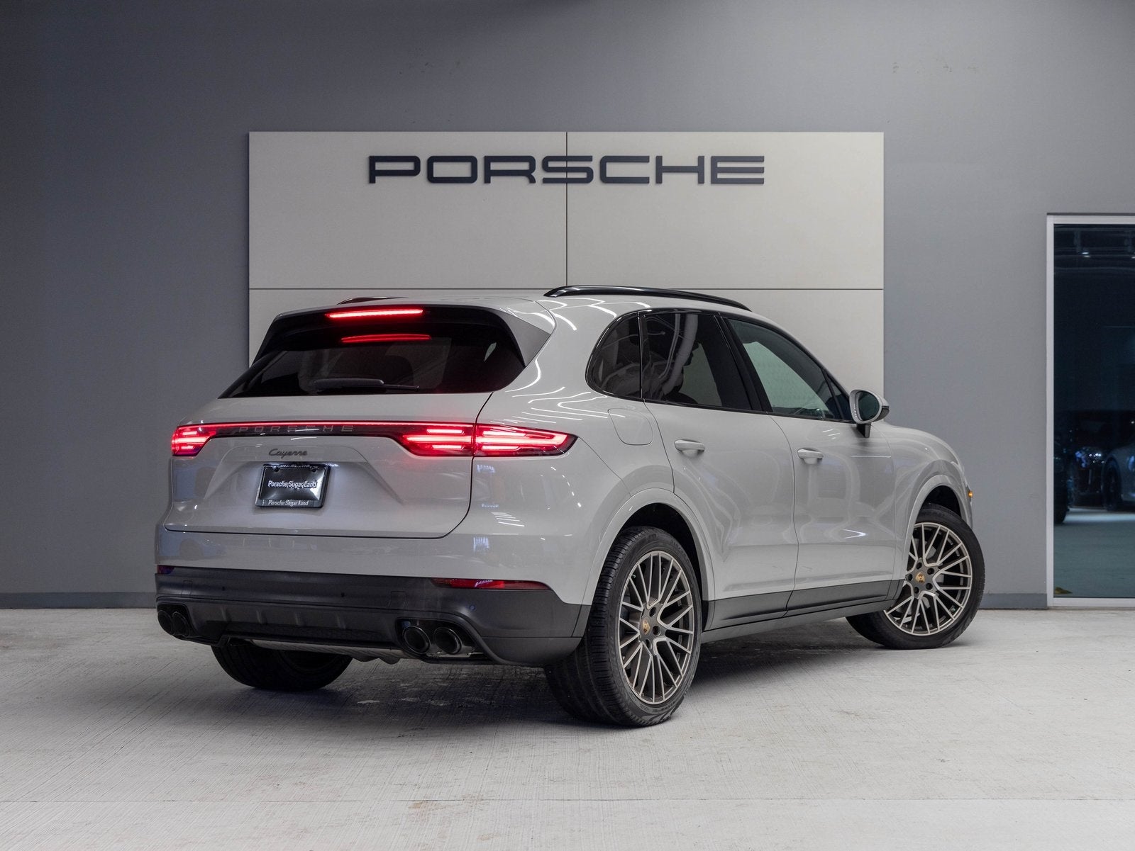 2022 Porsche Cayenne Cayenne Platinum Edition (MY22)