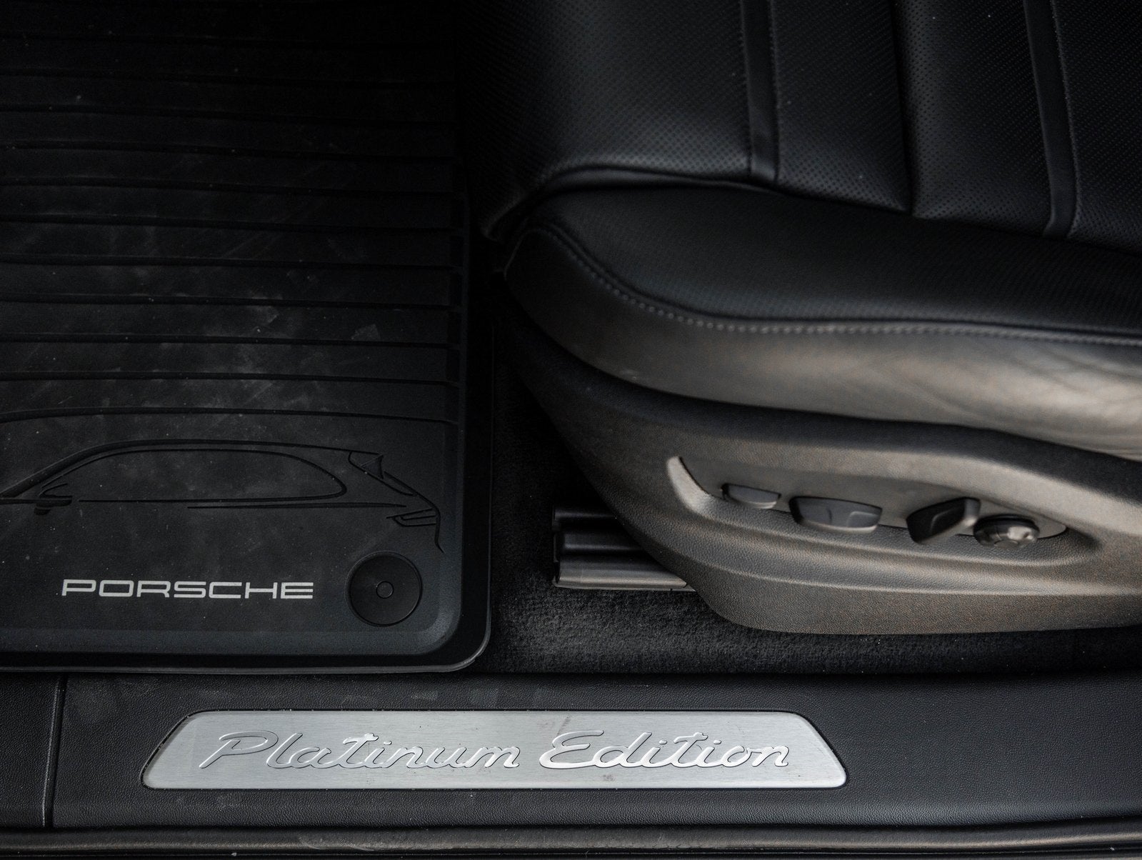 2022 Porsche Cayenne Cayenne Platinum Edition (MY22)