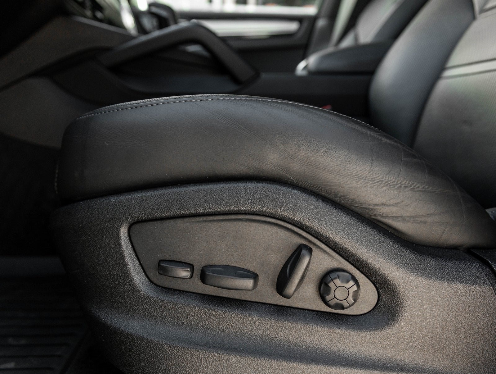 2022 Porsche Cayenne Cayenne Platinum Edition (MY22)