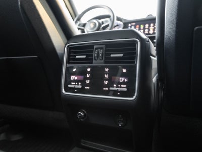 2022 Porsche Cayenne Cayenne Platinum Edition (MY22)