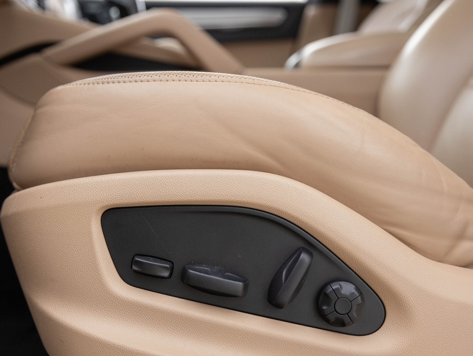 2022 Porsche Cayenne Cayenne Platinum Edition (MY22)