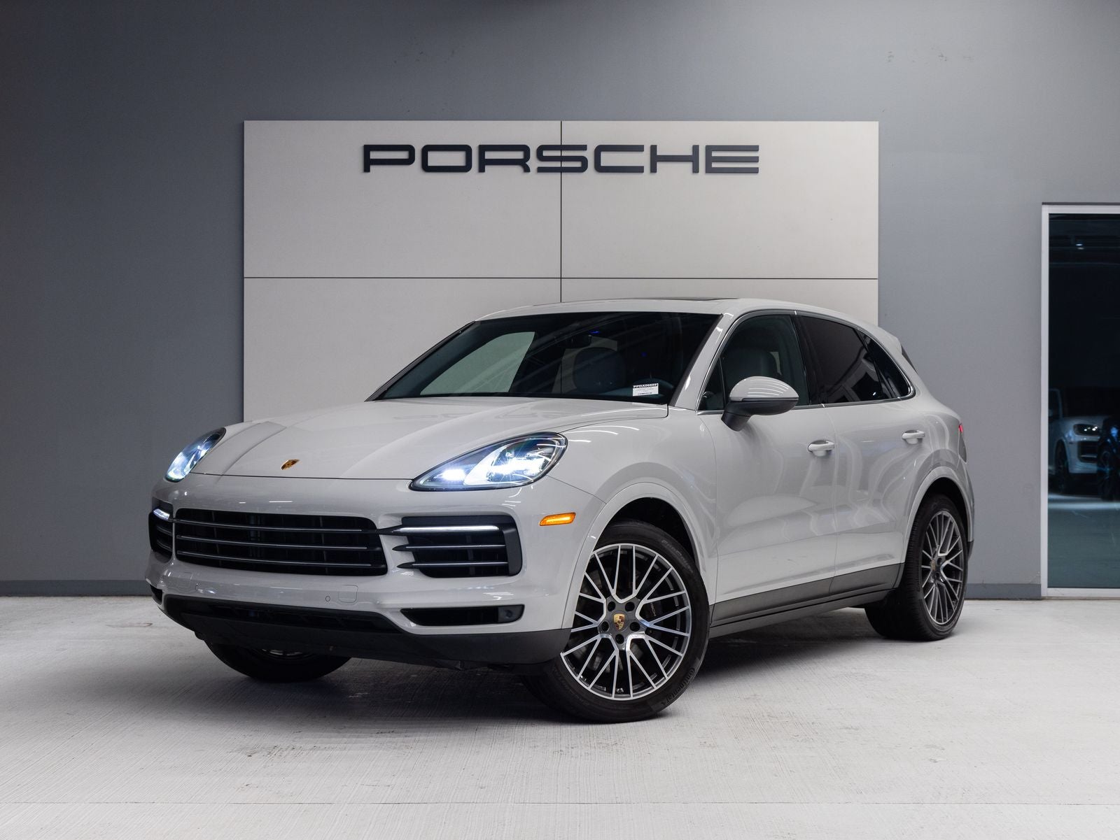 2023 Porsche Cayenne Platinum Edition's photo