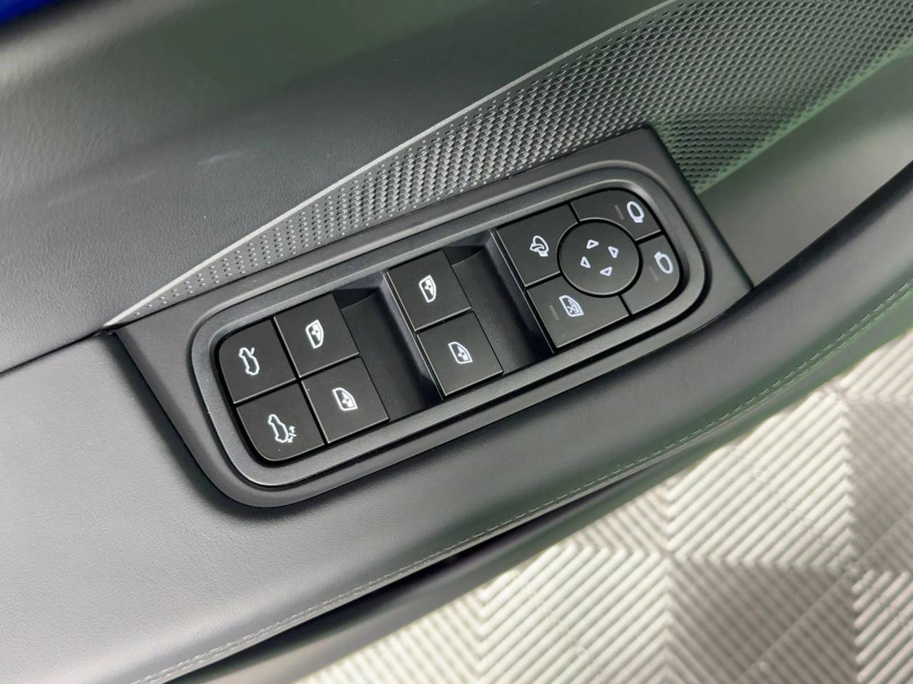 2025 Porsche Macan 4 Electric