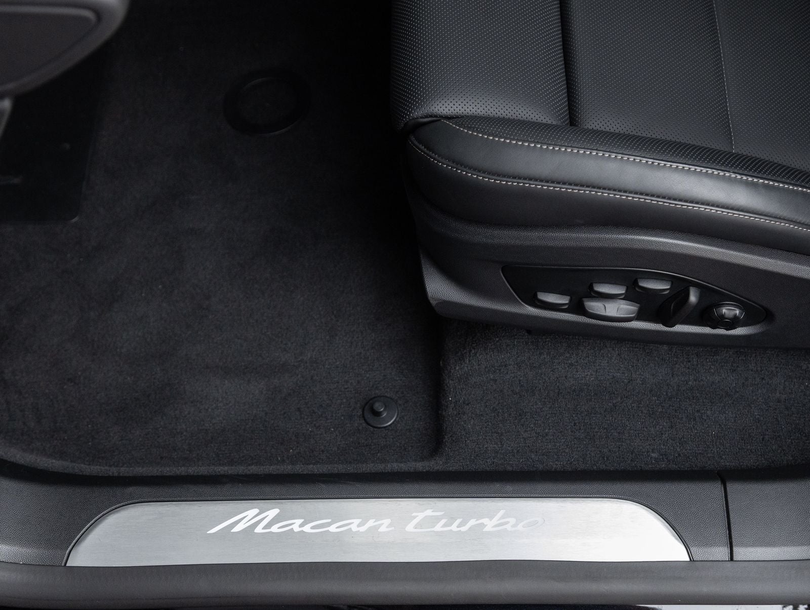 2025 Porsche Macan Turbo Electric