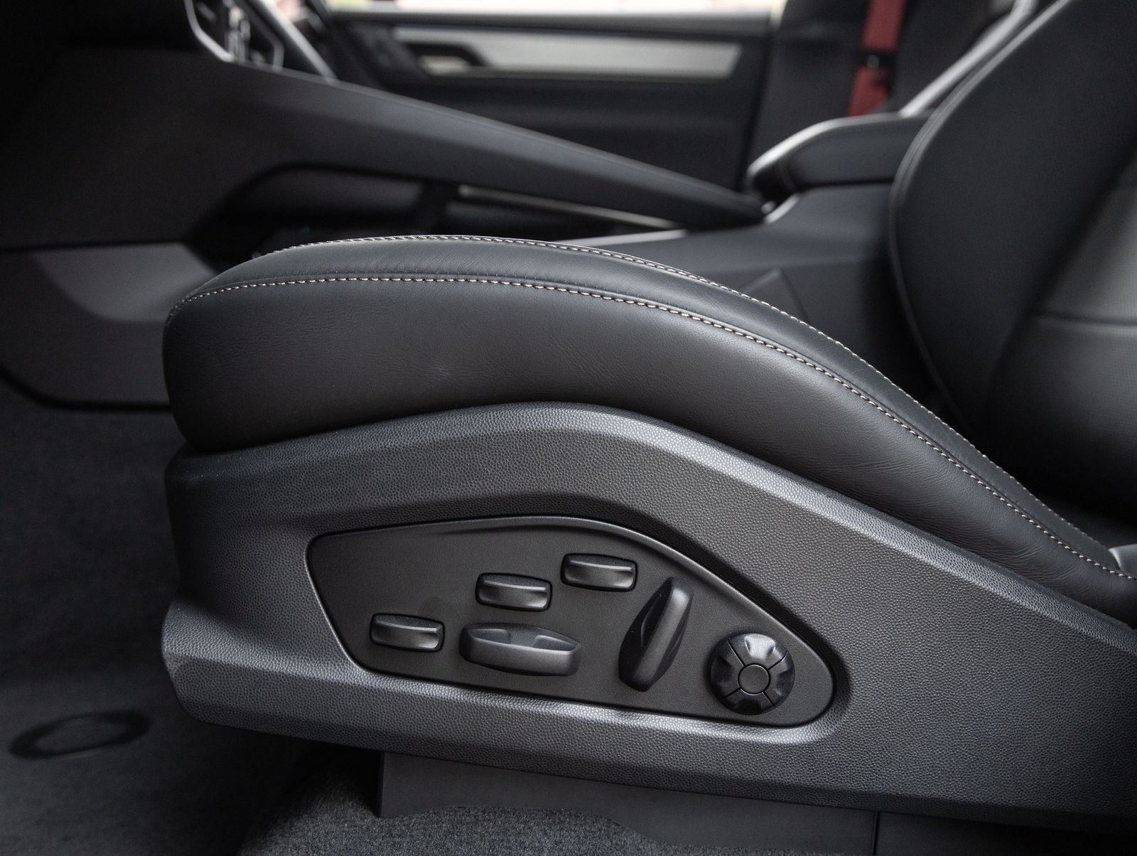 2025 Porsche Macan Turbo Electric