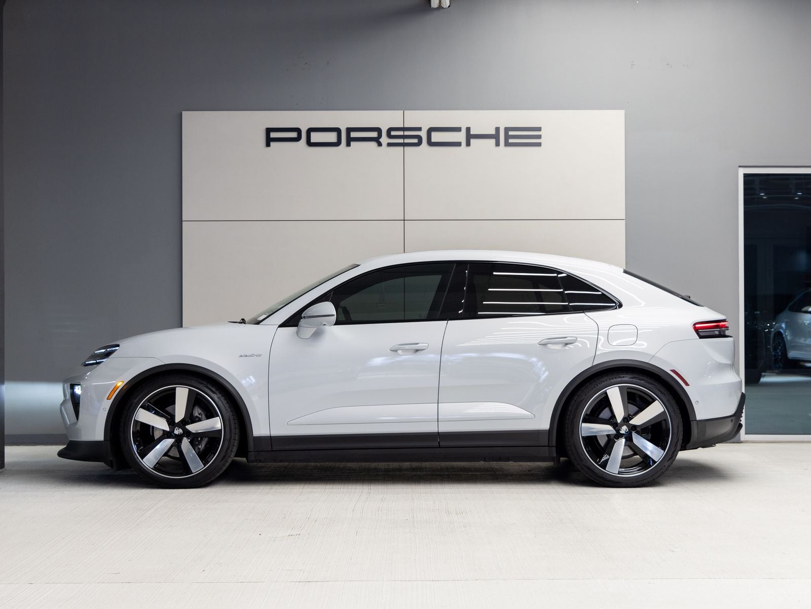 Used 2025 Porsche Macan Base with VIN WP1AD2XA8SL076422 for sale in Sugar Land, TX