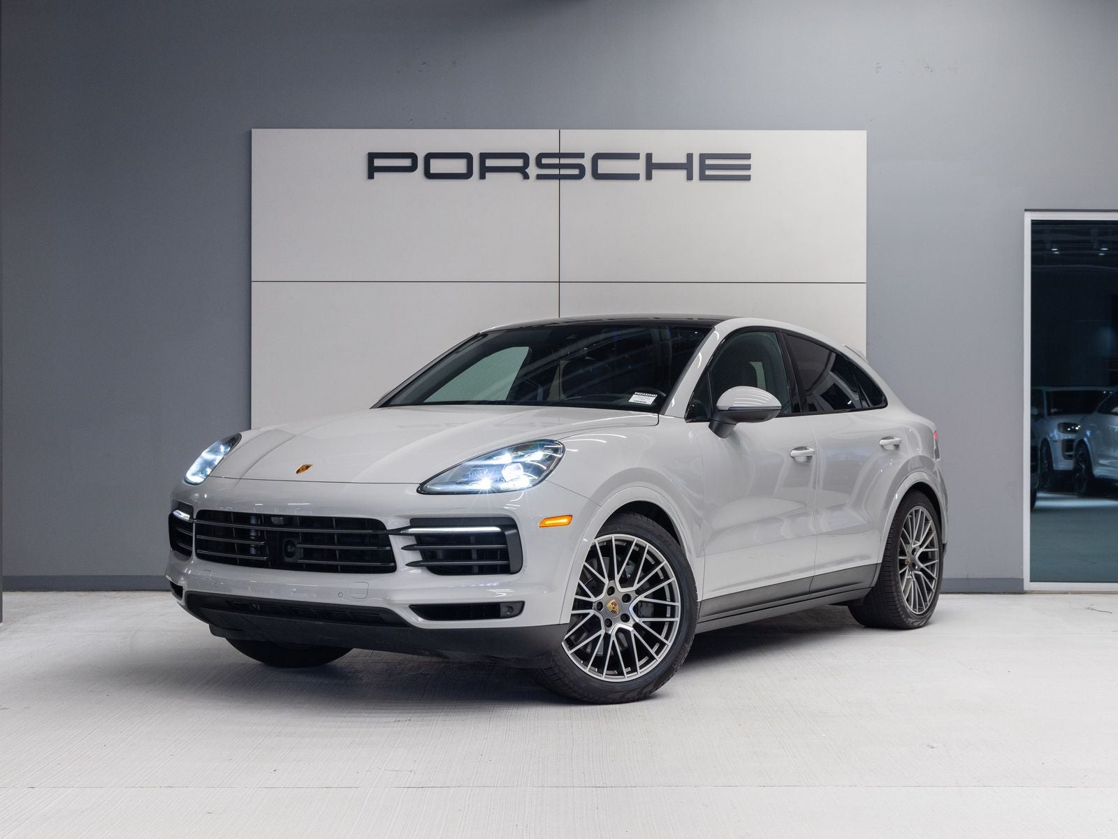 2022 Porsche Cayenne S's photo